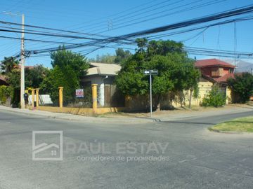 Vendemos casa en esquina de 5 dormitorios con 2 baños en Avenida Principal
