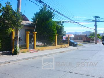Vendemos casa en esquina de 5 dormitorios con 2 baños en Avenida Principal