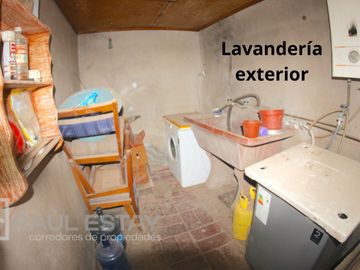 Vendemos casa en esquina de 5 dormitorios con 2 baños en Avenida Principal