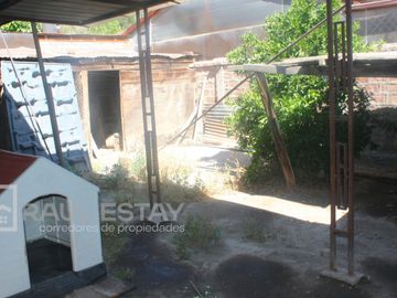 Vendemos casa en esquina de 5 dormitorios con 2 baños en Avenida Principal
