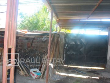 Vendemos casa en esquina de 5 dormitorios con 2 baños en Avenida Principal