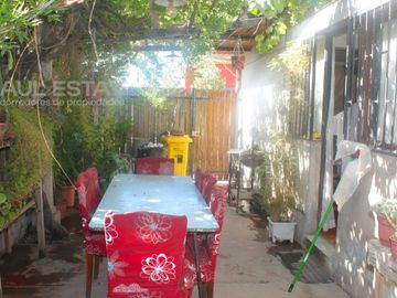 Vendemos casa en esquina de 5 dormitorios con 2 baños en Avenida Principal