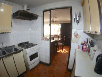 Vendemos casa en esquina de 5 dormitorios con 2 baños en Avenida Principal