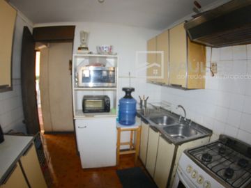 Vendemos casa en esquina de 5 dormitorios con 2 baños en Avenida Principal