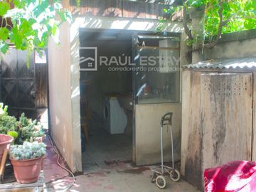 Vendemos casa en esquina de 5 dormitorios con 2 baños en Avenida Principal