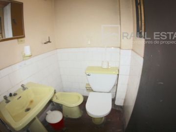 Vendemos casa en esquina de 5 dormitorios con 2 baños en Avenida Principal
