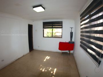 Vendemos casa en esquina de 5 dormitorios con 2 baños en Avenida Principal