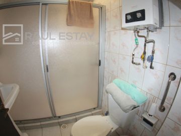 Vendemos casa en esquina de 5 dormitorios con 2 baños en Avenida Principal