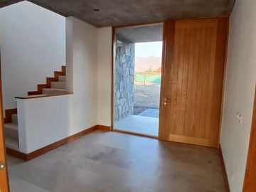 ESPECTACULAR CASA NUEVA EN CONDOMINIO POLO DE MANQUEHUE CHICUREO