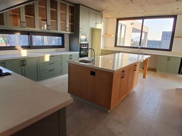 ESPECTACULAR CASA NUEVA EN CONDOMINIO POLO DE MANQUEHUE CHICUREO