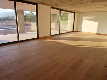 ESPECTACULAR CASA NUEVA EN CONDOMINIO POLO DE MANQUEHUE CHICUREO