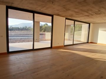 ESPECTACULAR CASA NUEVA EN CONDOMINIO POLO DE MANQUEHUE CHICUREO