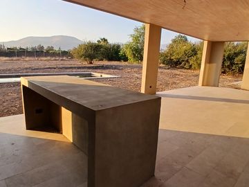 ESPECTACULAR CASA NUEVA EN CONDOMINIO POLO DE MANQUEHUE CHICUREO