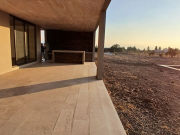 ESPECTACULAR CASA NUEVA EN CONDOMINIO POLO DE MANQUEHUE CHICUREO
