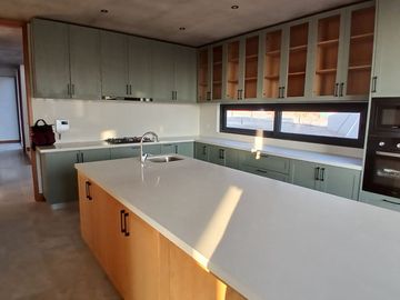 ESPECTACULAR CASA NUEVA EN CONDOMINIO POLO DE MANQUEHUE CHICUREO
