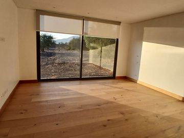 ESPECTACULAR CASA NUEVA EN CONDOMINIO POLO DE MANQUEHUE CHICUREO