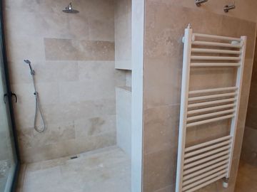 ESPECTACULAR CASA NUEVA EN CONDOMINIO POLO DE MANQUEHUE CHICUREO