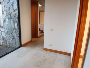 ESPECTACULAR CASA NUEVA EN CONDOMINIO POLO DE MANQUEHUE CHICUREO