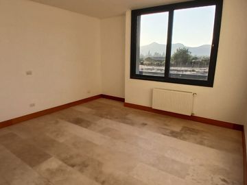 ESPECTACULAR CASA NUEVA EN CONDOMINIO POLO DE MANQUEHUE CHICUREO