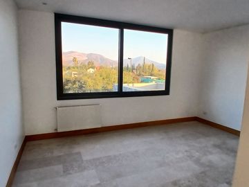 ESPECTACULAR CASA NUEVA EN CONDOMINIO POLO DE MANQUEHUE CHICUREO