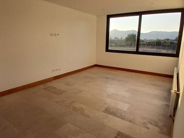 ESPECTACULAR CASA NUEVA EN CONDOMINIO POLO DE MANQUEHUE CHICUREO