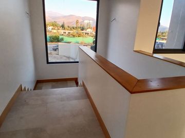 ESPECTACULAR CASA NUEVA EN CONDOMINIO POLO DE MANQUEHUE CHICUREO