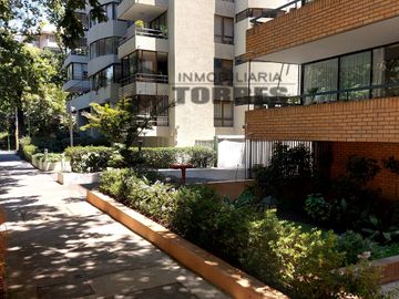 Ven a conocer este departamento en venta de 130m², excelente sector residencia Amoblado comuna de las Condes