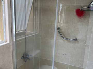 CASA EN VENTA | 4 DORMITORIOS - 3 BAÑOS - 4 ESTACIONAMIENTOS | FALDEOS DE CURAUMA - AV. LAS TABLAS / PARIS