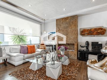 Casa en venta en el corazón de Bosque Esmeralda, 4 recámaras, ubicada en esquina y con control de acceso.