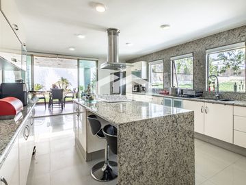 Casa en venta en el corazón de Bosque Esmeralda, 4 recámaras, ubicada en esquina y con control de acceso.