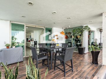 Casa en venta en el corazón de Bosque Esmeralda, 4 recámaras, ubicada en esquina y con control de acceso.