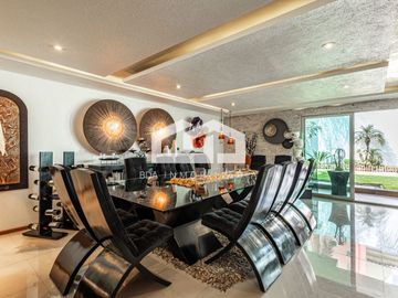 Casa en venta en el corazón de Bosque Esmeralda, 4 recámaras, ubicada en esquina y con control de acceso.