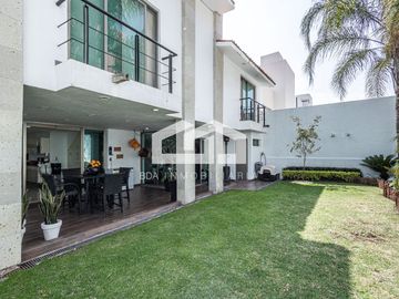 Casa en venta en el corazón de Bosque Esmeralda, 4 recámaras, ubicada en esquina y con control de acceso.