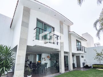 Casa en venta en el corazón de Bosque Esmeralda, 4 recámaras, ubicada en esquina y con control de acceso.