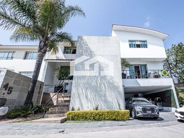 Casa en venta en el corazón de Bosque Esmeralda, 4 recámaras, ubicada en esquina y con control de acceso.