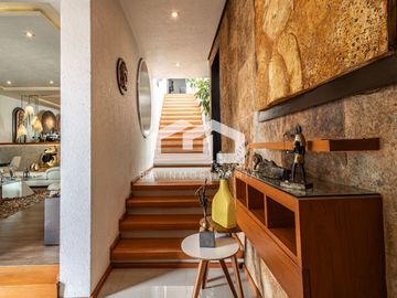 Casa en venta en el corazón de Bosque Esmeralda, 4 recámaras, ubicada en esquina y con control de acceso.