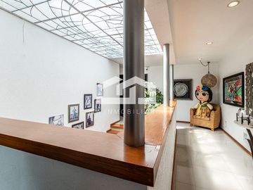 Casa en venta en el corazón de Bosque Esmeralda, 4 recámaras, ubicada en esquina y con control de acceso.
