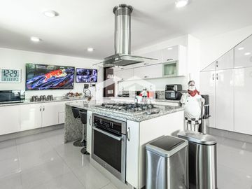 Casa en venta en el corazón de Bosque Esmeralda, 4 recámaras, ubicada en esquina y con control de acceso.