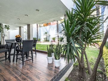 Casa en venta en el corazón de Bosque Esmeralda, 4 recámaras, ubicada en esquina y con control de acceso.