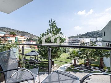 Casa en venta en el corazón de Bosque Esmeralda, 4 recámaras, ubicada en esquina y con control de acceso.