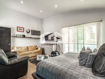 Casa en venta en el corazón de Bosque Esmeralda, 4 recámaras, ubicada en esquina y con control de acceso.