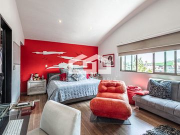Casa en venta en el corazón de Bosque Esmeralda, 4 recámaras, ubicada en esquina y con control de acceso.