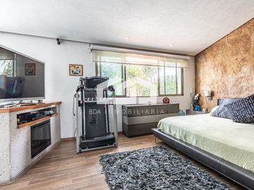 Casa en venta en el corazón de Bosque Esmeralda, 4 recámaras, ubicada en esquina y con control de acceso.