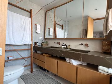 Vendo Apartamento en La Calera, Medellin El Poblado 228 Mts