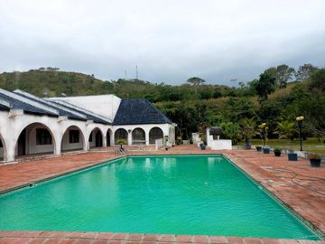 Hotel en venta  con playa y piscina vía Atacames Súa