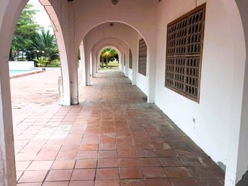Hotel en venta  con playa y piscina vía Atacames Súa