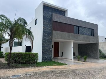 RESIDENCIA EN SOLUNA TEMOZON NORTE, MERIDA, 5 RECAMARAS