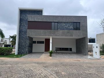 RESIDENCIA EN SOLUNA TEMOZON NORTE, MERIDA, 5 RECAMARAS