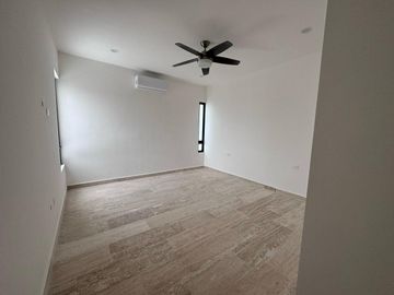 RESIDENCIA EN SOLUNA TEMOZON NORTE, MERIDA, 5 RECAMARAS