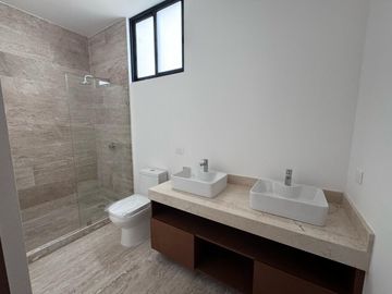 RESIDENCIA EN SOLUNA TEMOZON NORTE, MERIDA, 5 RECAMARAS
